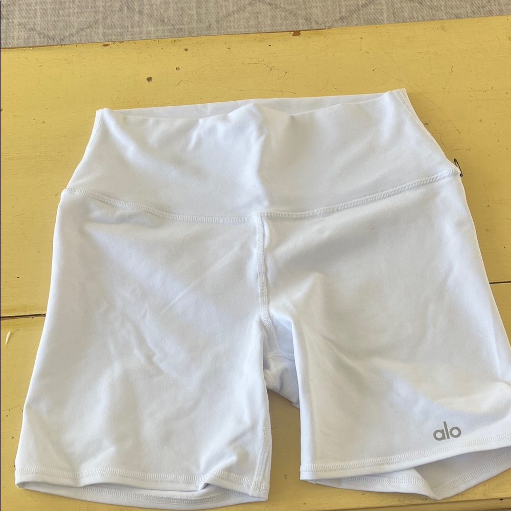 ALO Yoga Women's Bright White Bike Shorts -NEW